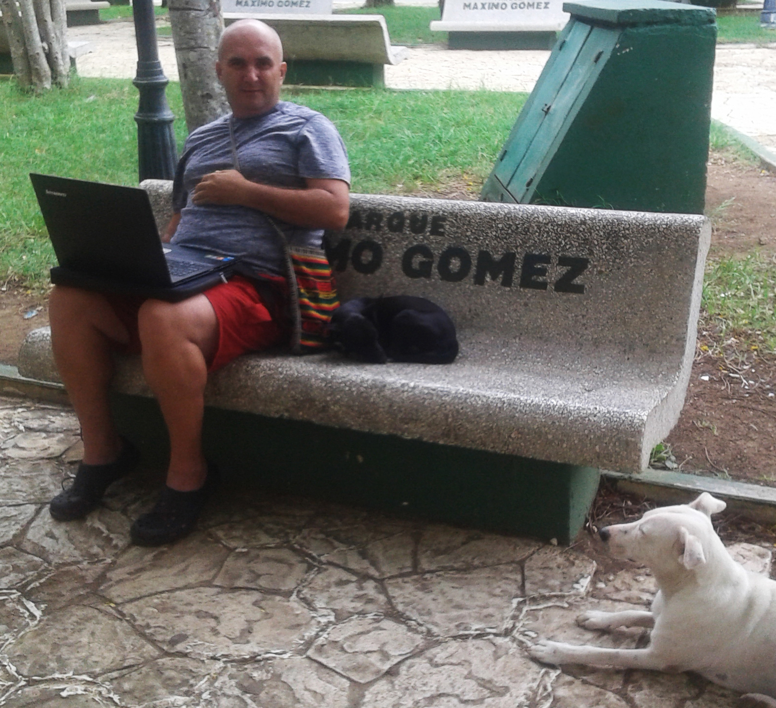 Francis Sánchez trabaja en un parque en Ciego de Ávila.