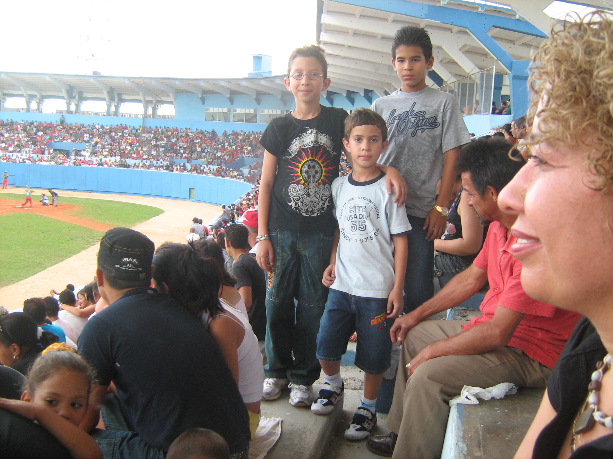 Familia en estadio de Ciego de Ávila.